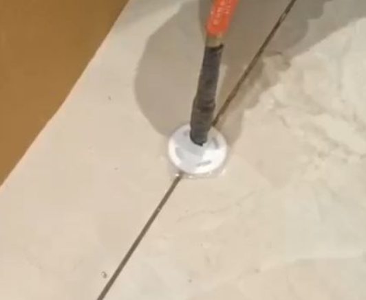 平顶山瓷砖空鼓维修公司专业解答瓷砖在铺贴过程中，如果没有涂抹均匀到位的粘结材料（如水泥砂浆或瓷砖胶），可能会导致以下问题